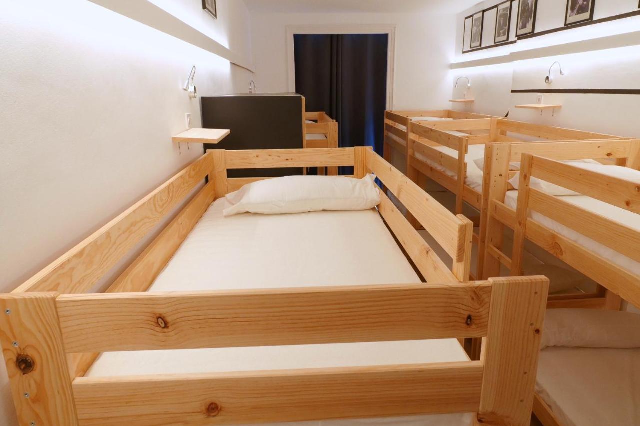 Guitar Hostel